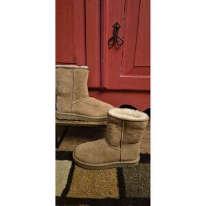 UGG Australia Women's Size 7 Classic Short II Boots  Chestnut Brown Worn 1 Time